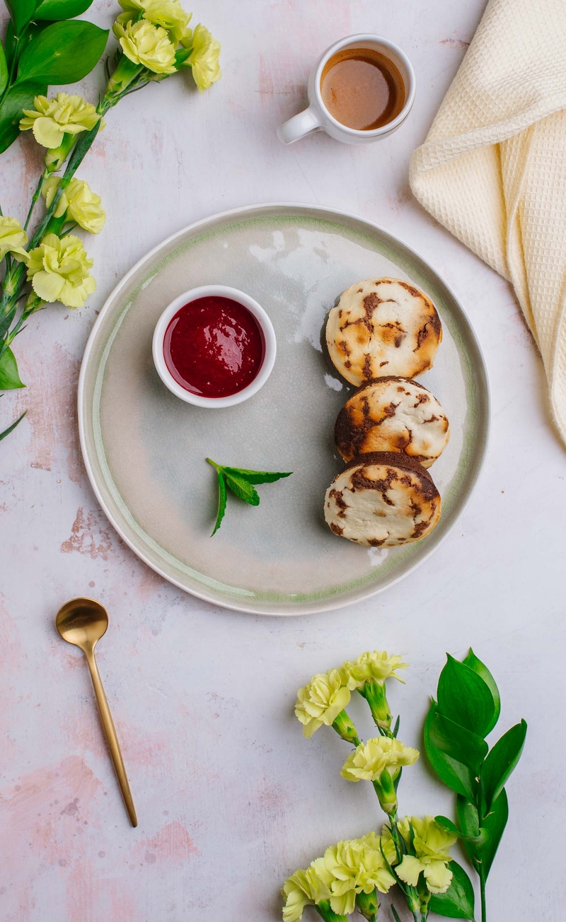 Keto muffinki kakaowe z serkiem śmietankowym, mus wiśniowy