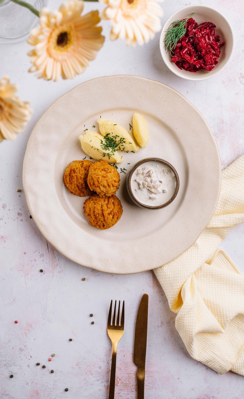 Klopsiki z tofu z parmezanem, kremowy sos z boczniakami, puree ziemniaczane, buraczki