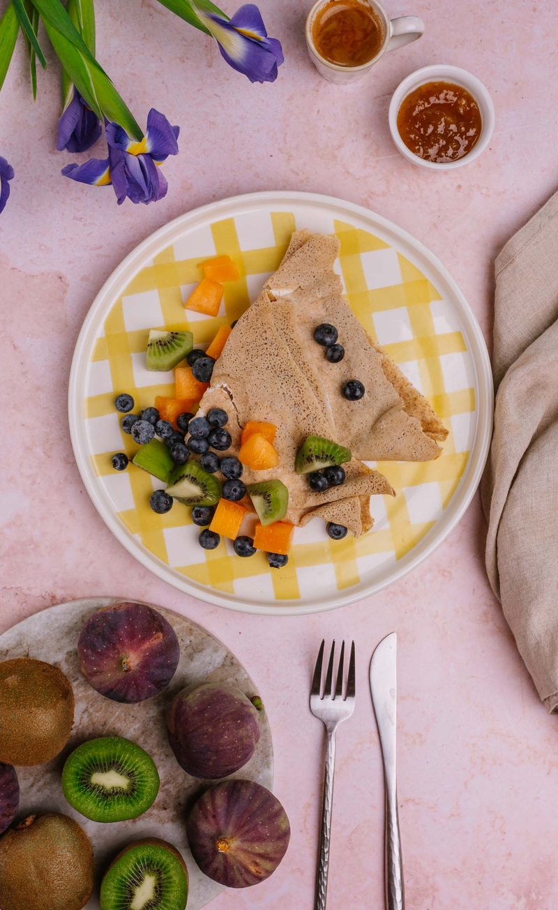 Naleśniki z ricottą i konfiturą figową, kiwi, melon, borówki