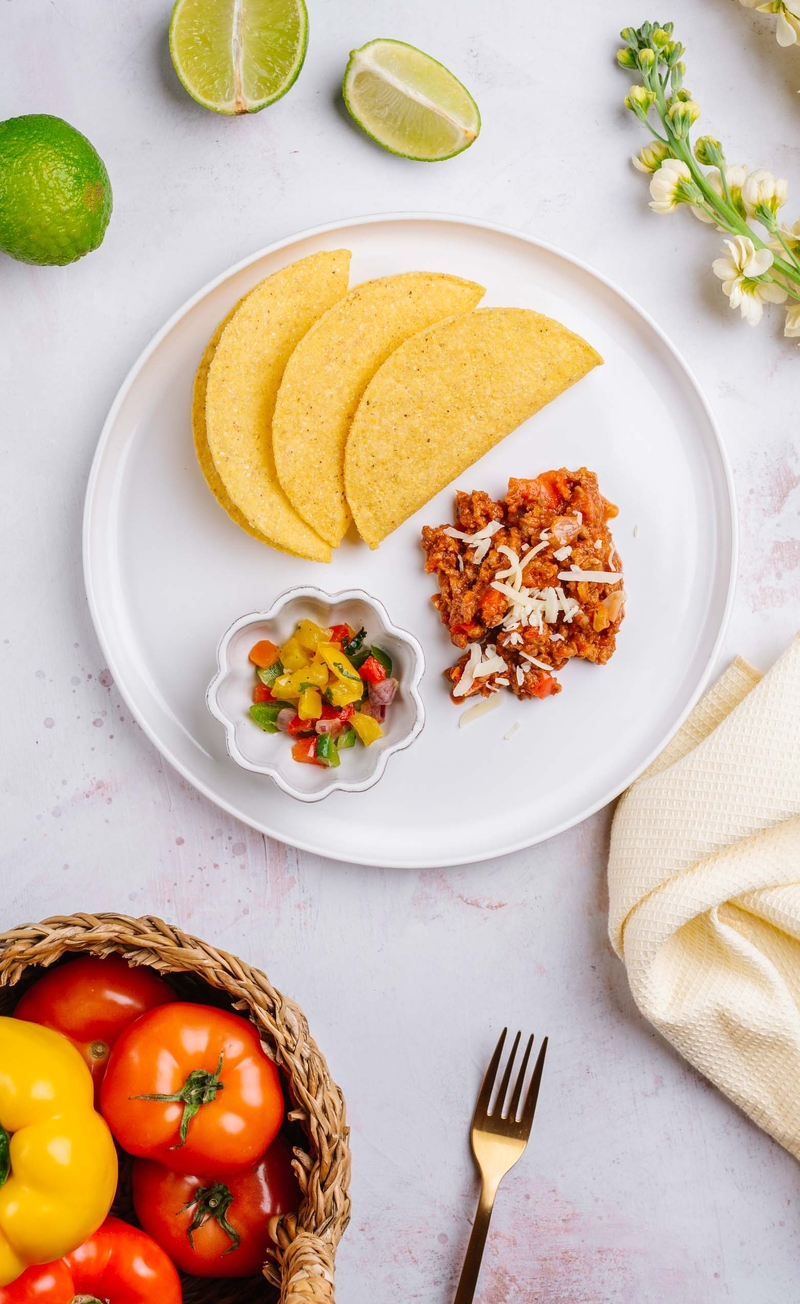 Tacos z roślinnym mięsem mielonym, pomidorami, serem, salsa z kolorowej papryki z limonką