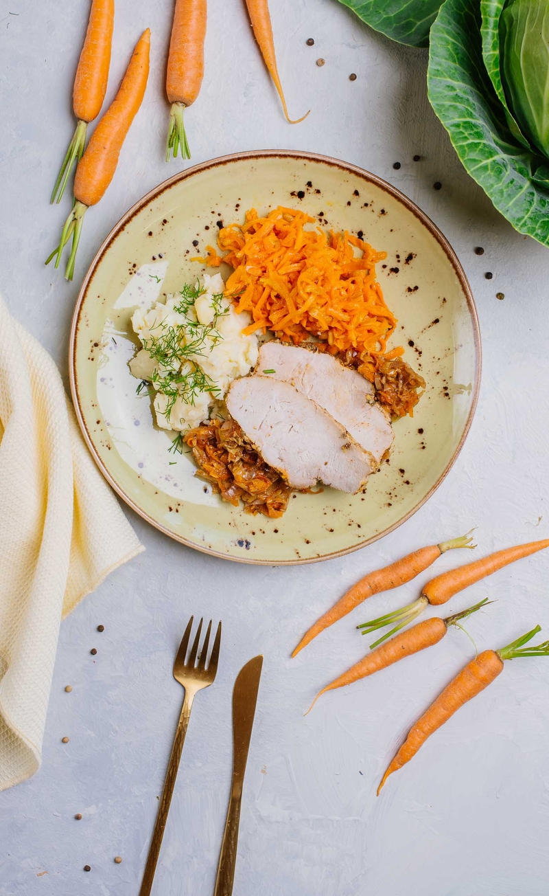 Schab gotowany w kapuście z pomidorami, puree ziemniaczane z koperkiem, surówka marchewkowa