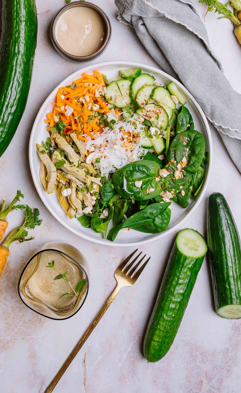 Satay bowl z pieczoną polędwiczką wieprzową, makaronem ryżowym, marchewką julienne, ogórkiem i kolendrą, sos orzechowy, kruszone nerkowce z płatkami chili
