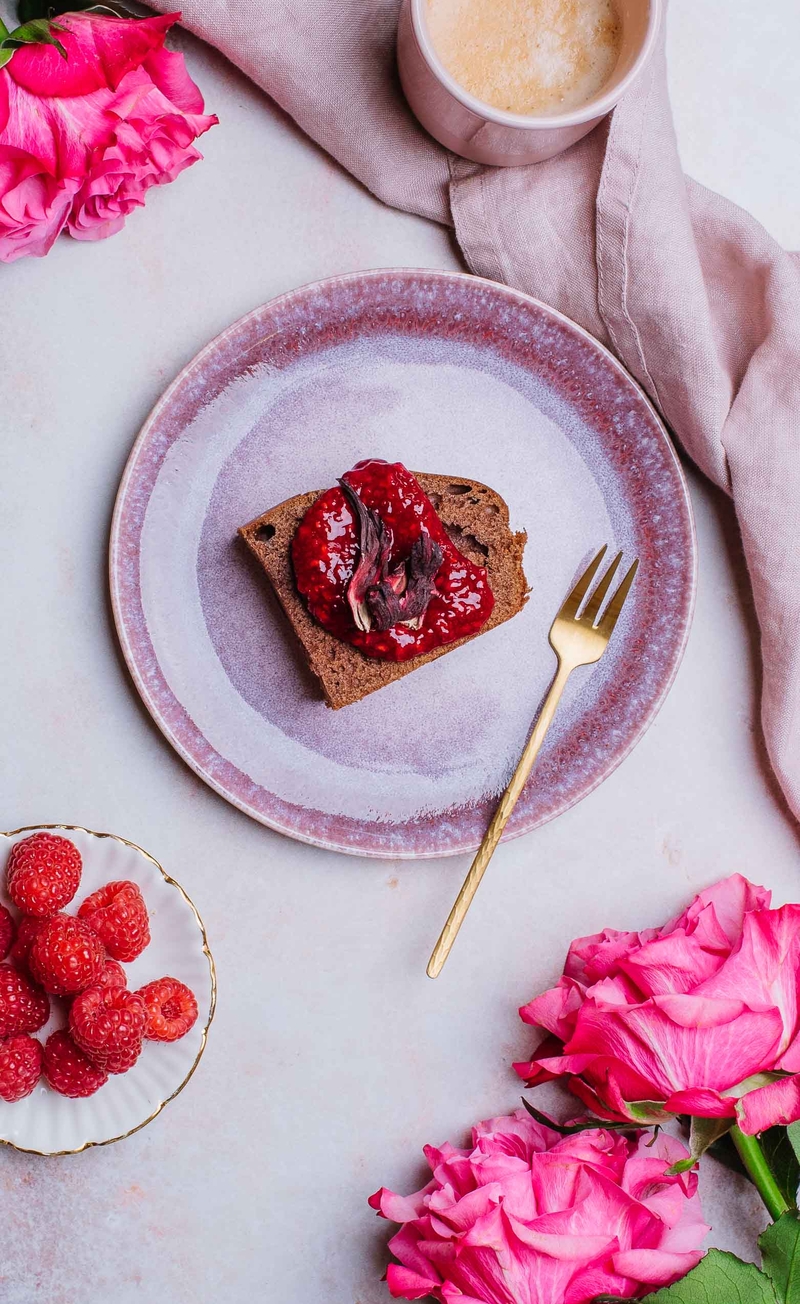 Jogurtowy chlebek z gorzką czekoladą, konfitura hibiskusowa z malinami i chia