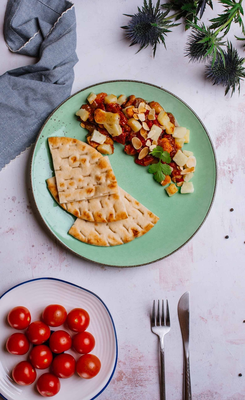 Gulasz z serem Cypryjskim i fasolą Jumbo, pita pszenna