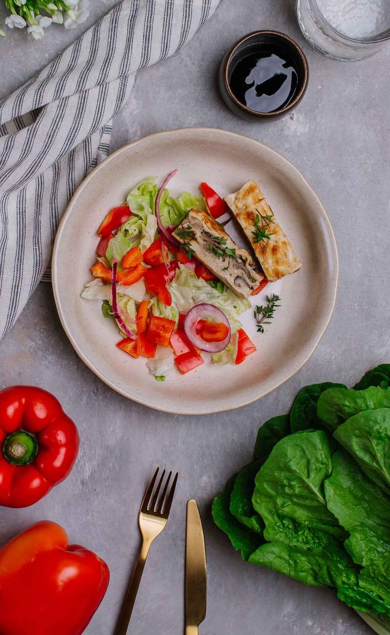 Lasagne z aromatycznymi grzybami i włoskim serem Pecorino Romano, chrupiąca sałatka z kremem balsamicznym