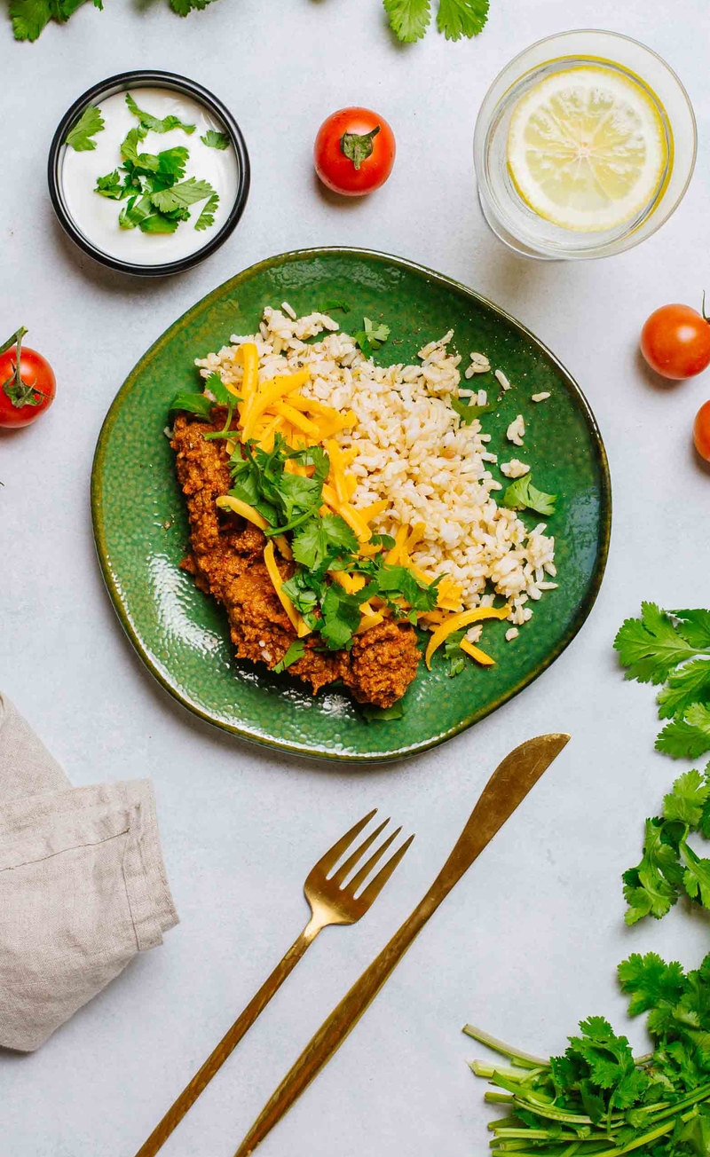 Chilli con carne z papryczką jalapeno i cheddarem, ryż brązowy