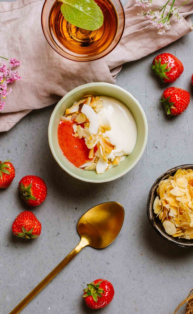 Skyr z chutneyem truskawkowym, granola kokosowo-migdałowa