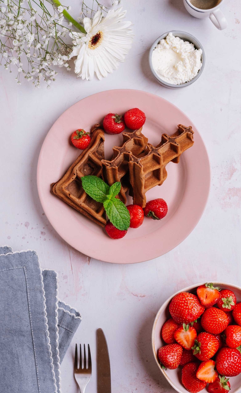 Orkiszowe gofry kakaowe, krem śmietankowy z mascarpone, truskawki
