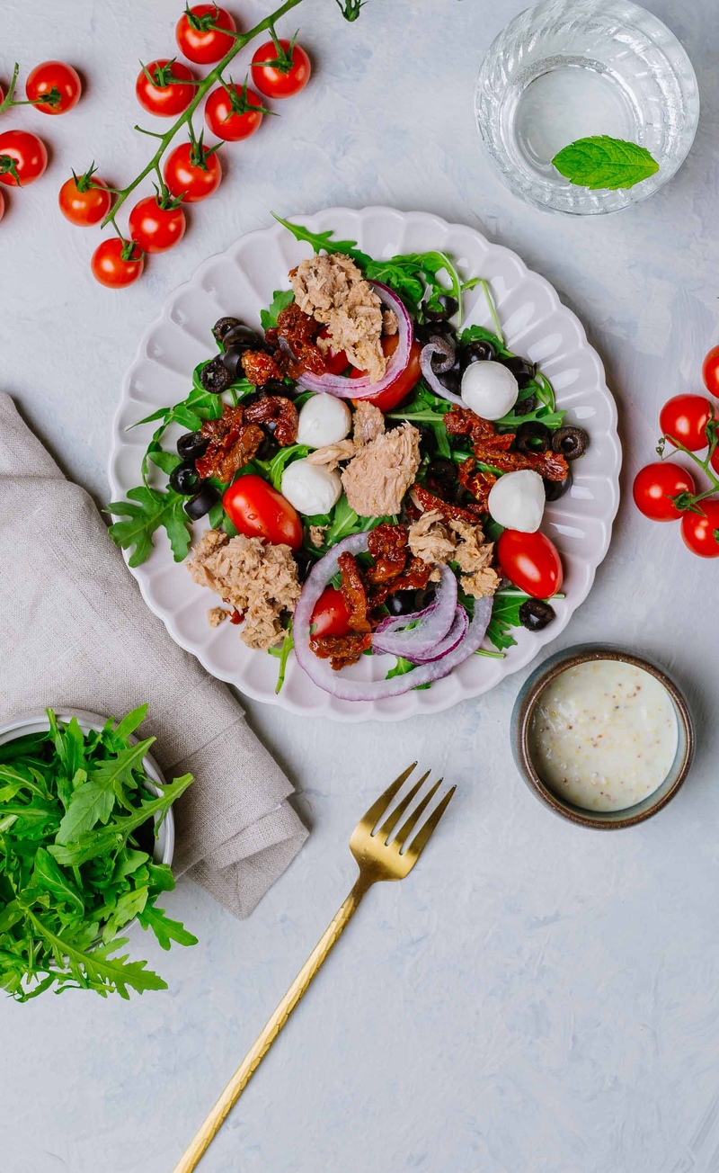 Keto sałatka z tuńczykiem, suszonymi pomidorami, mozzarellą, czerwoną cebulą i rukolą, dressing z musztardą