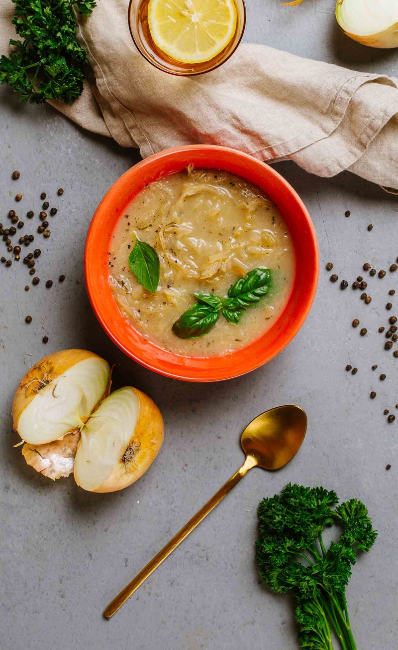 Francuska keto zupa cebulowa z serem żółtym