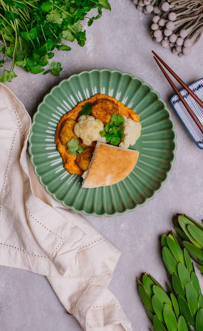 Aloo gobi z kurkumą, czosnkiem i kolendrą, chlebek pita