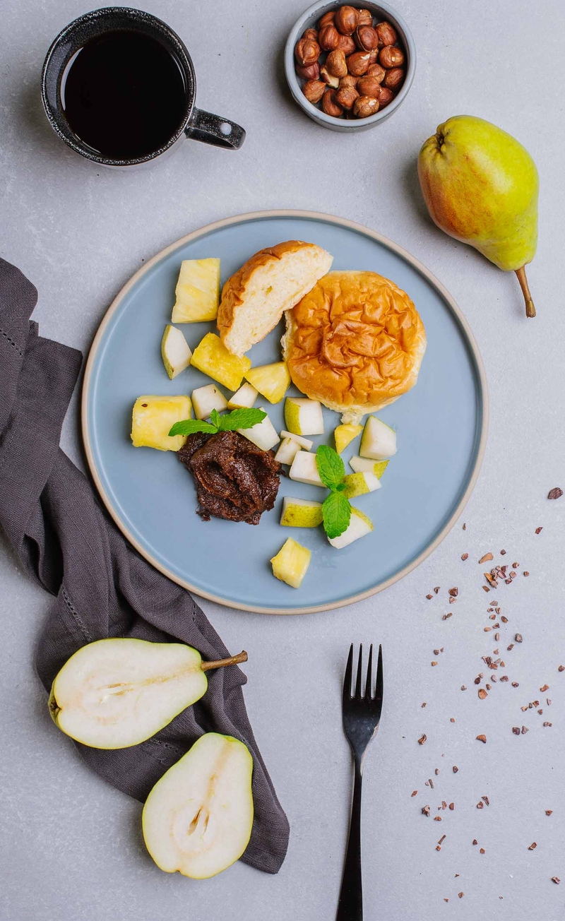 Drożdżowa bułeczka z fit kremem czekoladowo-orzechowym, gruszka, ananas
