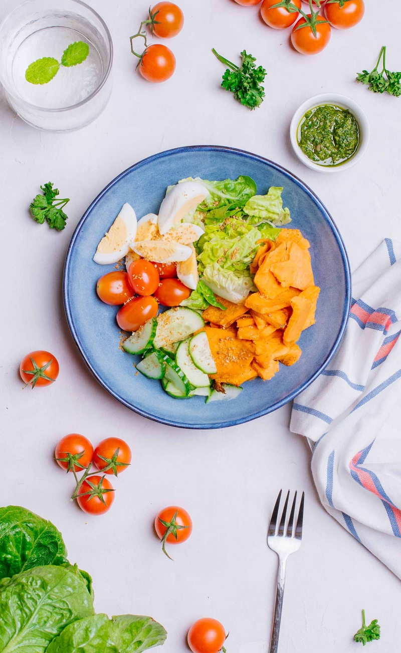 Śniadaniowy bowl: jajko na twardo, pieczony batat, pomidorki, sałata rzymska, salsa verde, dukkah