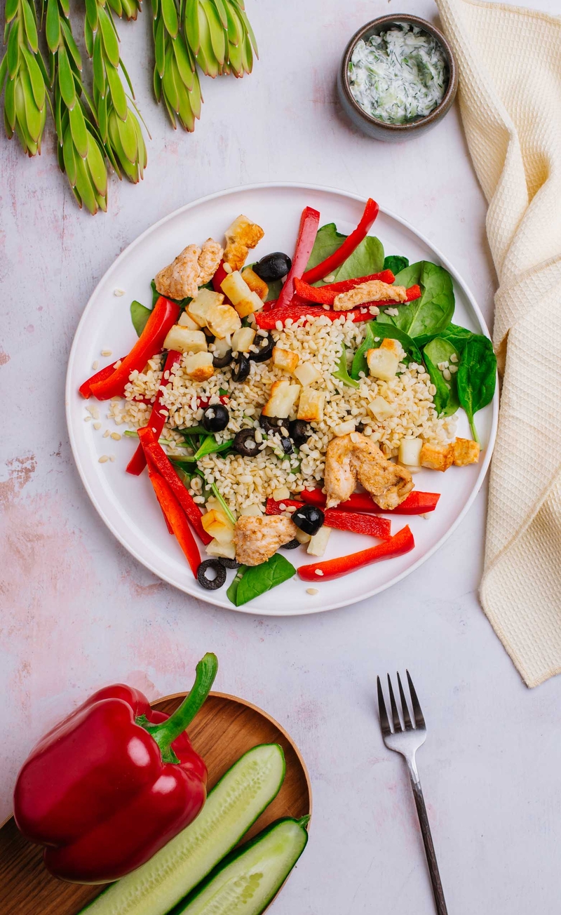 Gyros bowl z indykiem, pieczonym serem Cypryjskim i kaszą bulgur, sos tzatziki