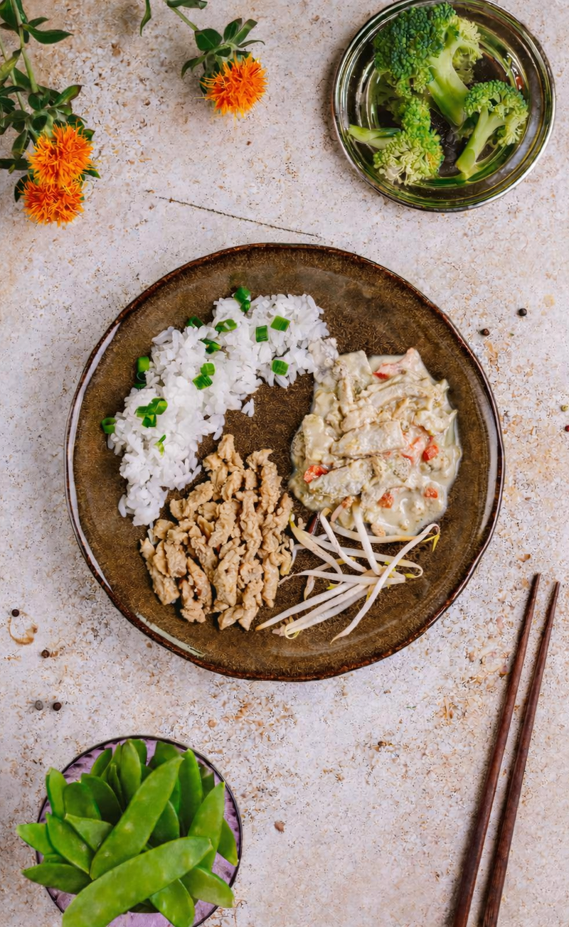Curry z kurczakiem, groszkiem cukrowym, brokułem i papryką, ryż jaśminowy, kiełki fasoli mung