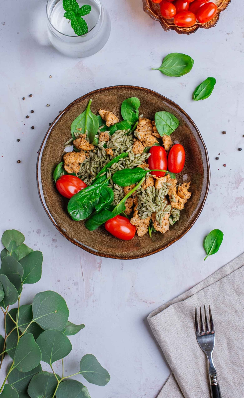 Sałatka z pełnoziarnistym orzo w pesto bazyliowym, kurczakiem, pomidorkami i szpinakiem baby