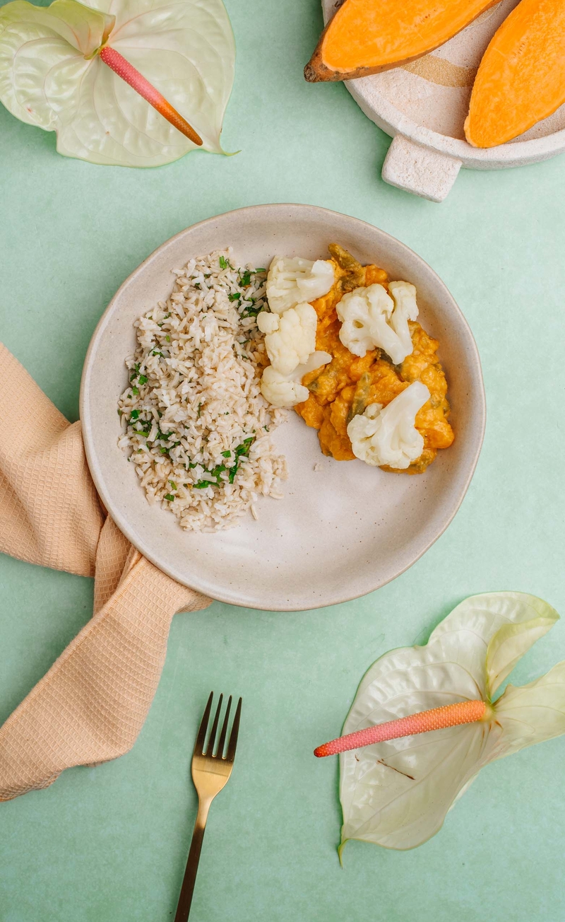 Czerwone curry z kalafiorem, fasolka szparagową, batatem i czerwoną soczewicą, ryż brązowy z kolendrą