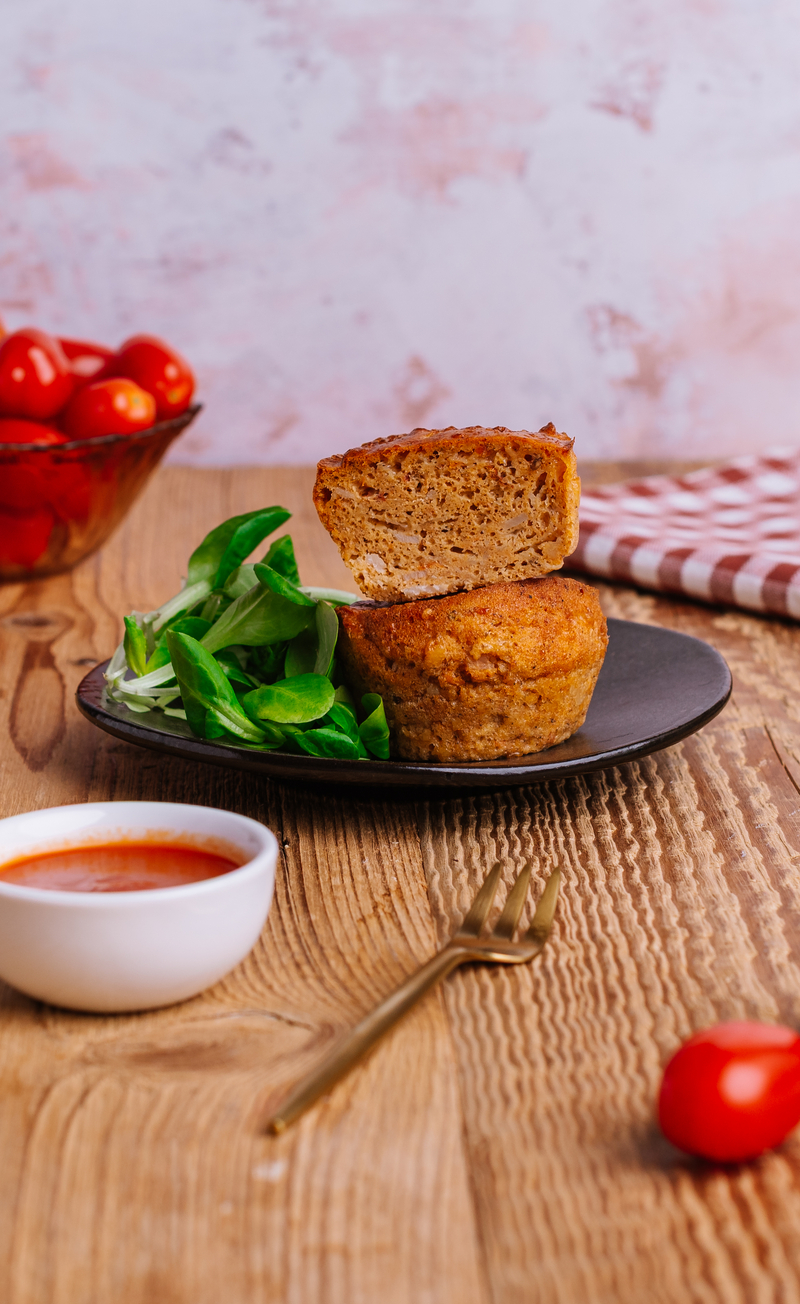 Muffinki jajeczne z serem cheddar, szynką i suszonymi pomidorami
