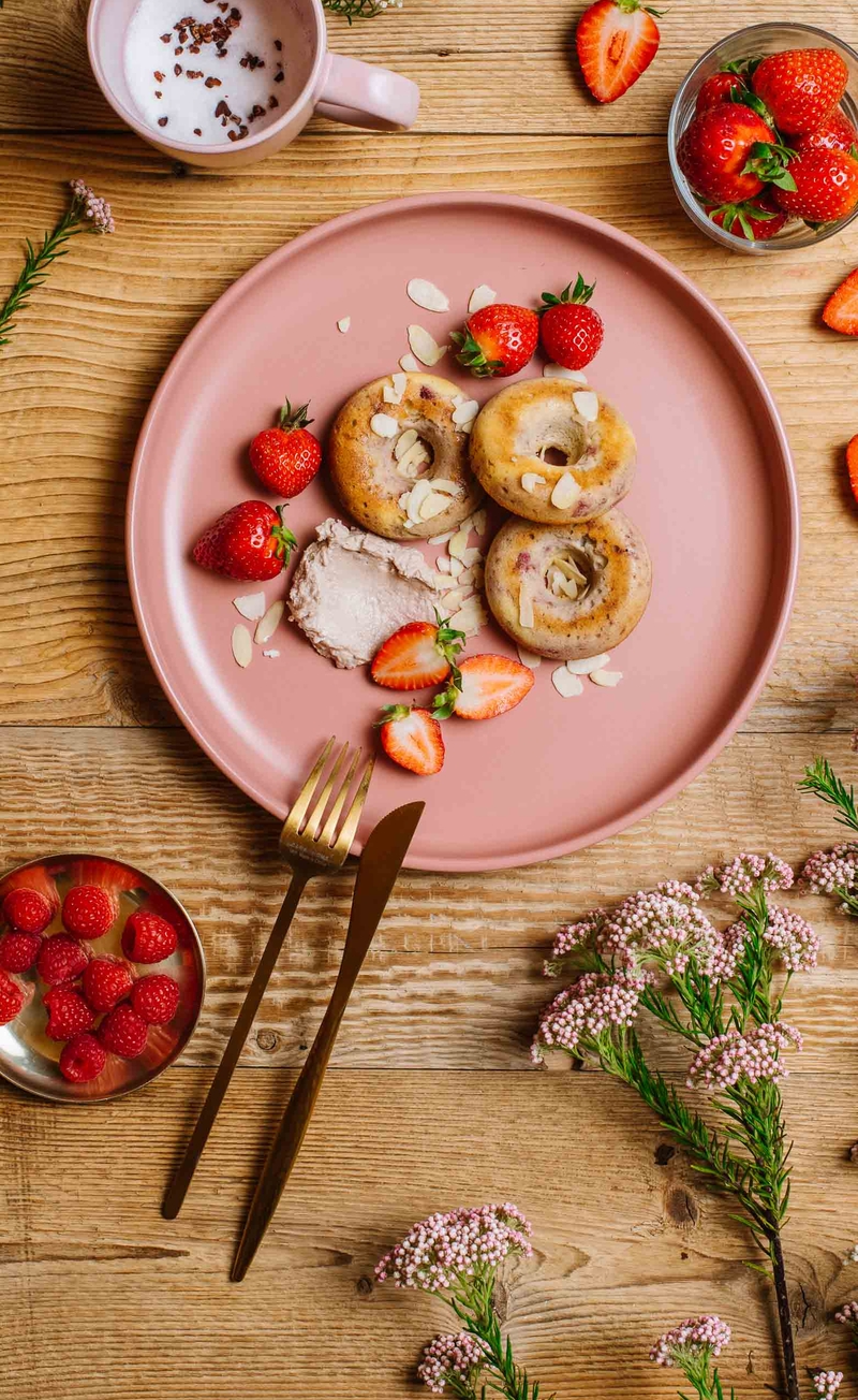 Śmietankowe keto donuty z malinami, kakaowe mascarpone, truskawki