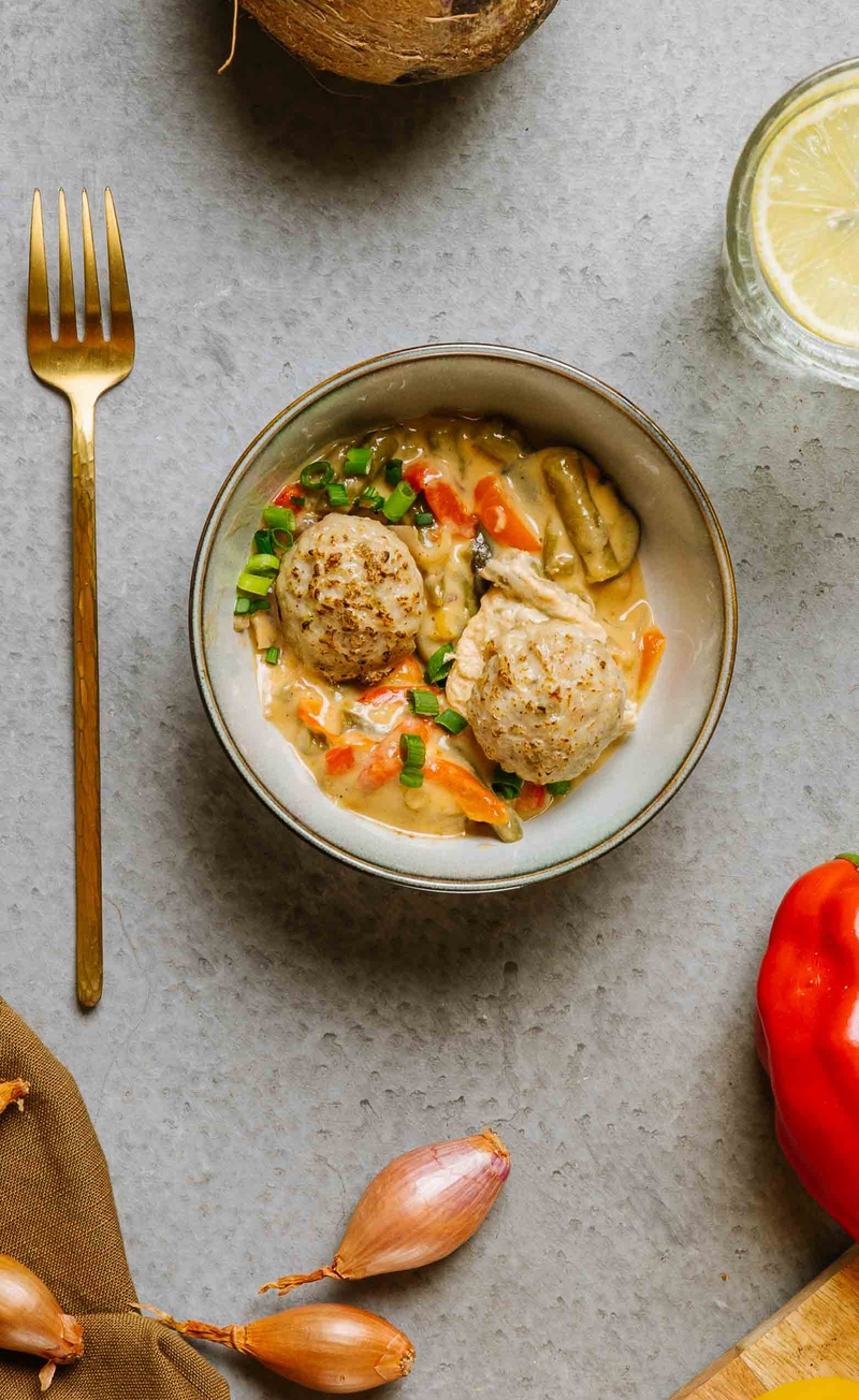 Keto pulpeciki drobiowe w kokosowym zielonym curry z papryką