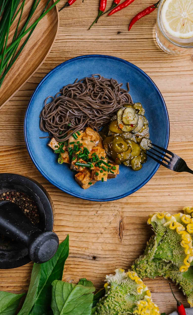 Pełen smaków makaron soba z tofu w sosie z miso, masłem orzechowym i chilli, ogórki po azjatycku z sezamem