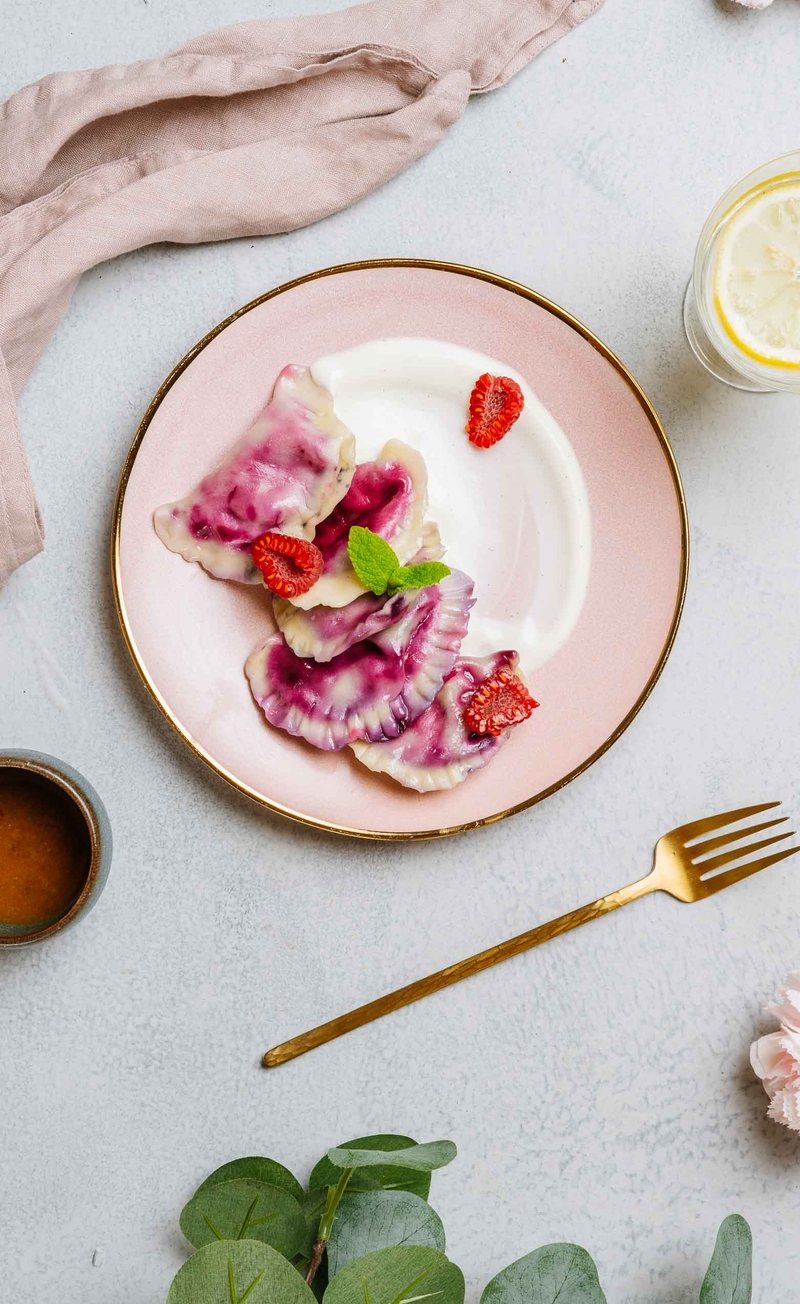 Pierogi z jagodami, złocista bułka tarta prażona na maśle, sos z wanilią bourbon, listki mięty