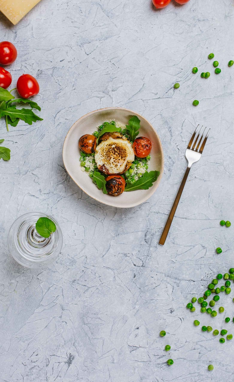 Jajeczne kokilki z szynką parmeńską i parmezanem, pieczone pomidorki z zielonym groszkiem