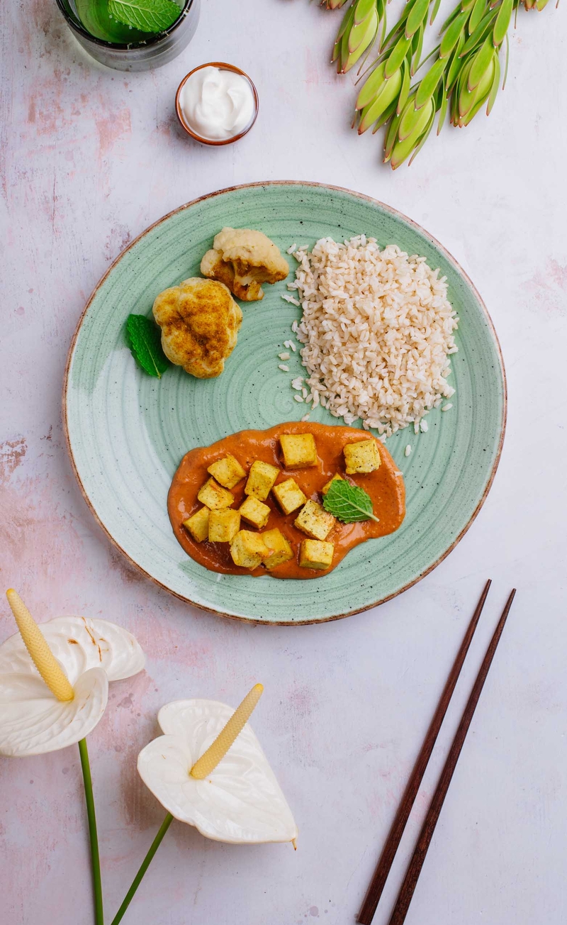 Tofu tikka masala z pieczonymi kalafiorami curry, ryż brązowy, kwaśna śmietana