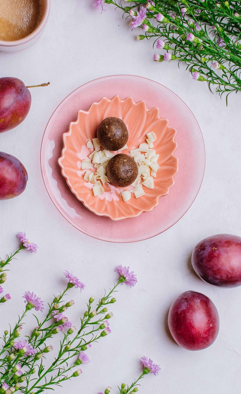 Trufle daktylowo-śliwkowe z orzechami pekan i białą czekoladą