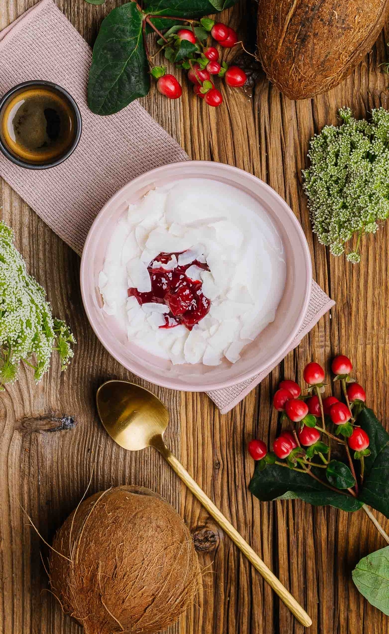 Jogurt kokosowy z konfiturą wiśniową i chipsami kokosowymi