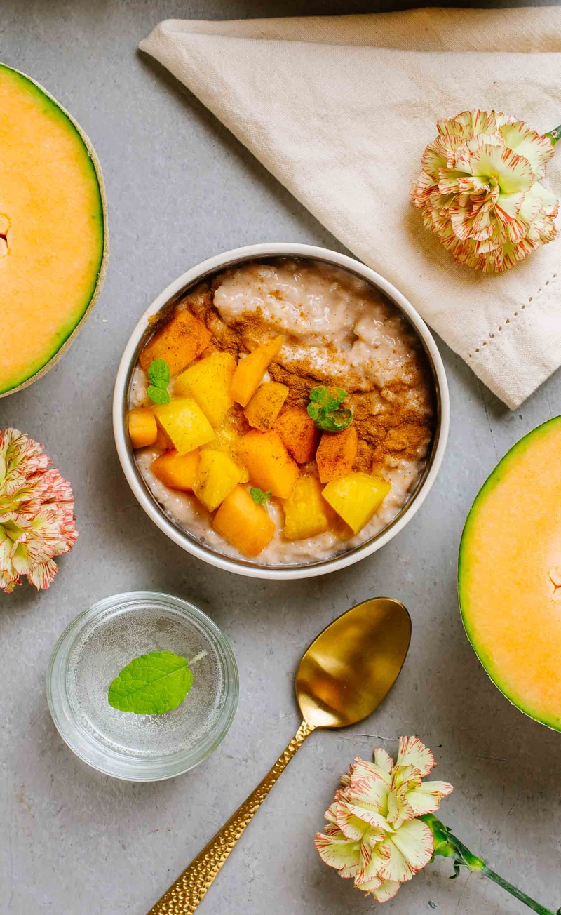 Arroz con leche - hiszpański ryż na mleku migdałowym z cynamonem, melon, ananas