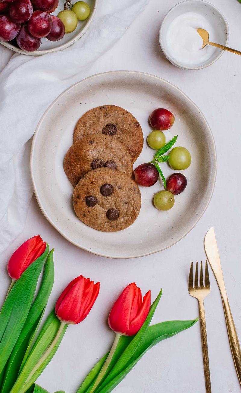 Chocolate chip pancakes, jogurt kokosowy, winogrona