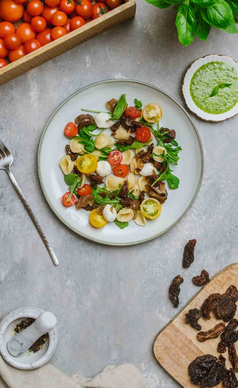 Orecchiette z mini mozzarellą, cebulkami marynowanymi z balsamico, suszonymi pomidorami i rukolą, pesto bazyliowe