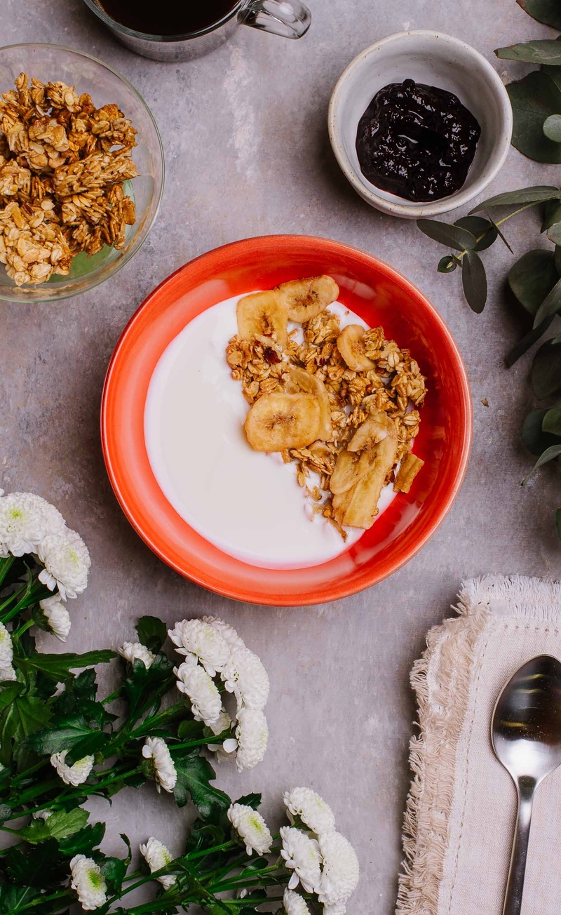 Banoffee pecan granola z jogurtem naturalnym, chutney jagodowy