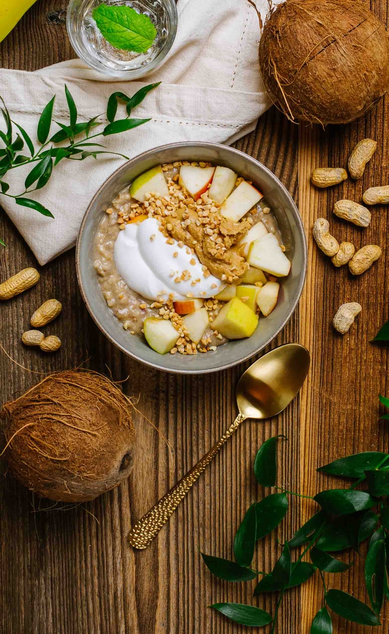 Owsianka bananowa z masłem orzechowym, kokosowy jogurt grecki, jabłko