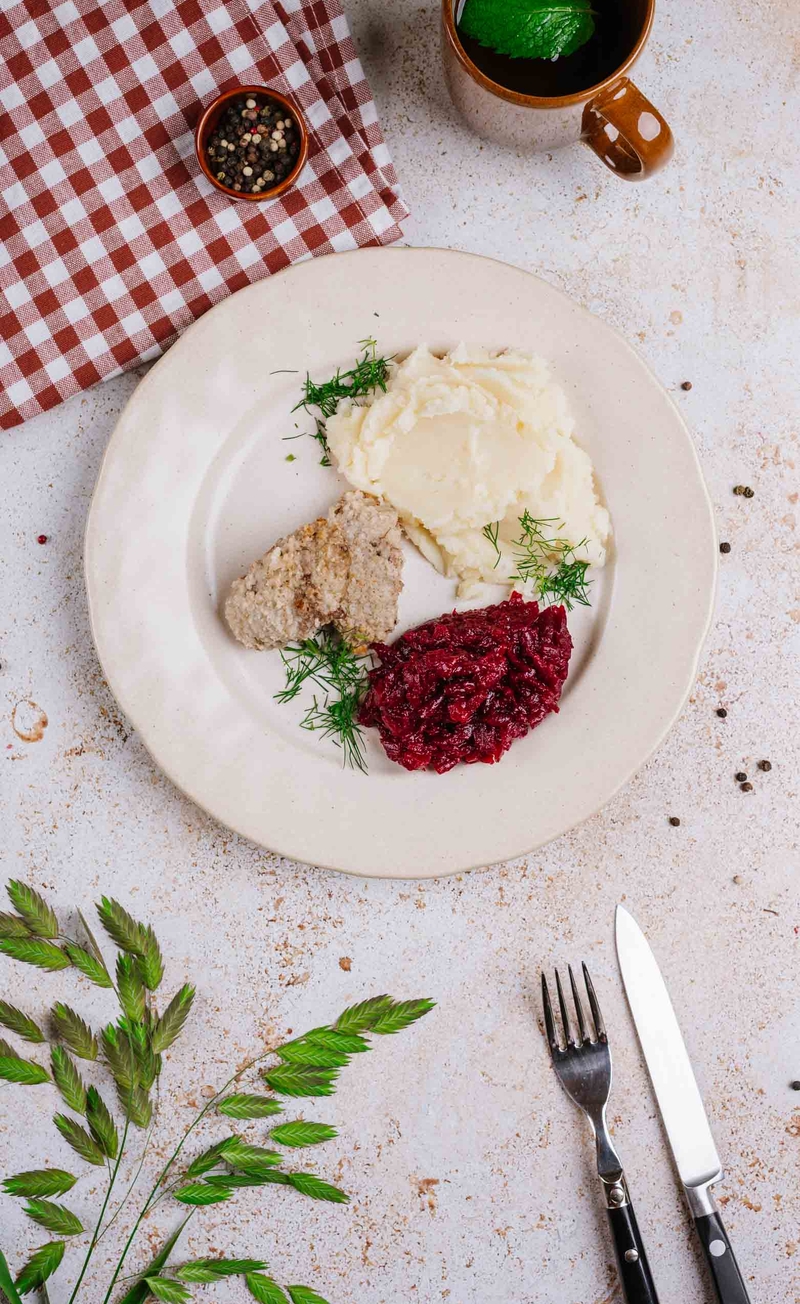 Tradycyjny kotlet mielony, ziemniaki z koperkiem, buraczki
