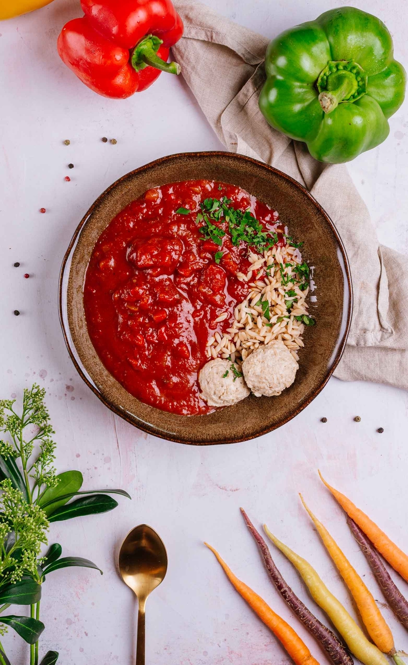 Zupa z drobiowymi pulpecikami, papryką i pełnoziarnistym makaronem orzo