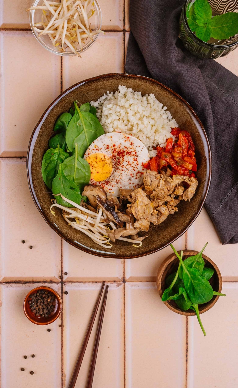 Keto bibimbap - koreański ryż z kalafiora, karkówka, jajko sadzone z papryczką gochugaru, grzyby shiitake, szpinak, kiełki fasoli mung
