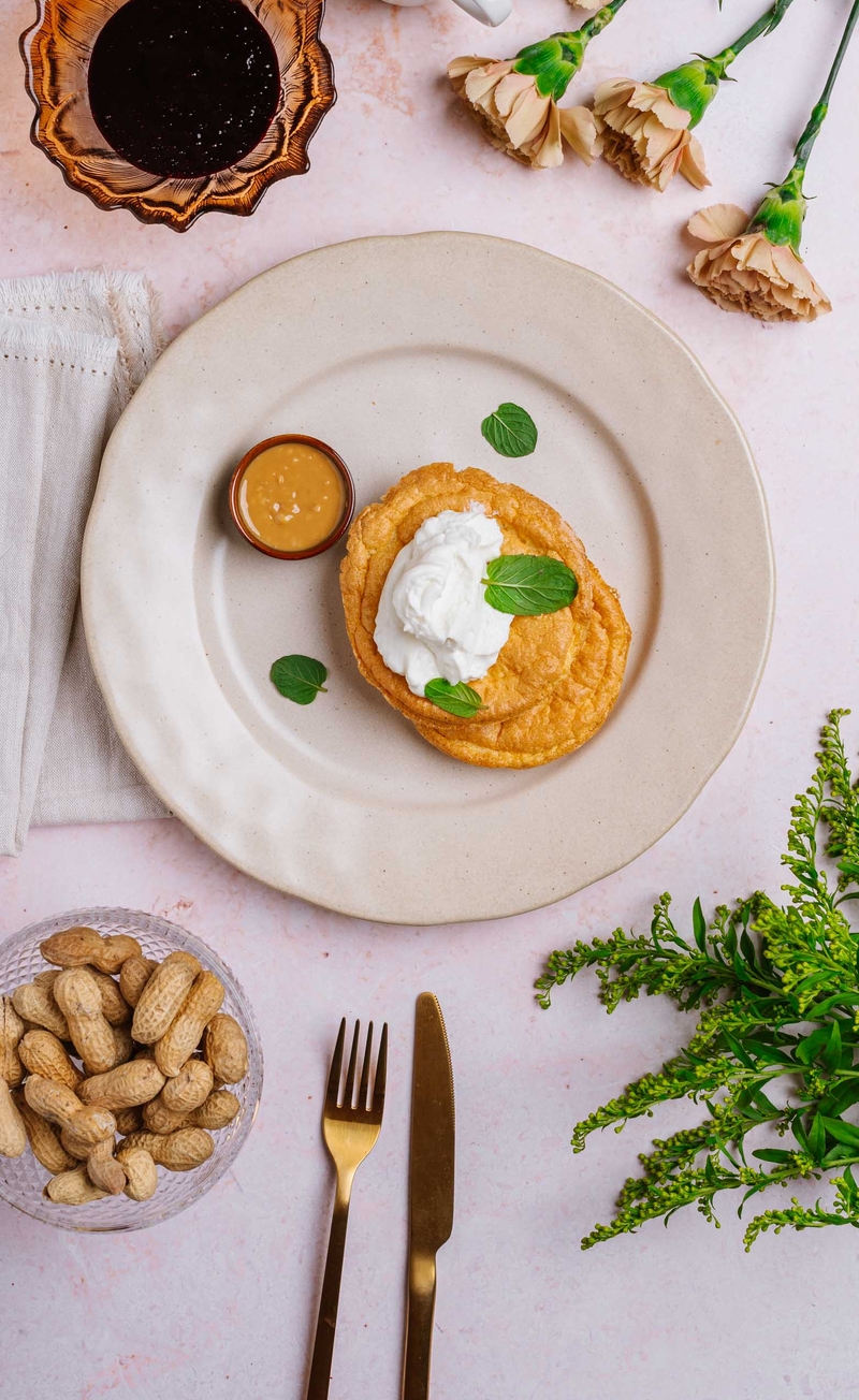 Mini omlet z masłem orzechowym, twarożek waniliowy, mus jagodowy