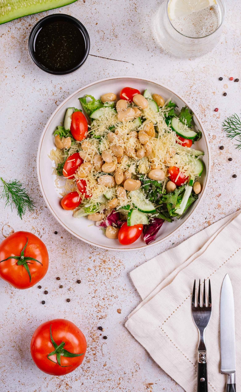 Mix sałat z pieczoną fasolą, serem Czarna Perła i zielonym ogórkiem i pomidorkami, pesto koperkowe