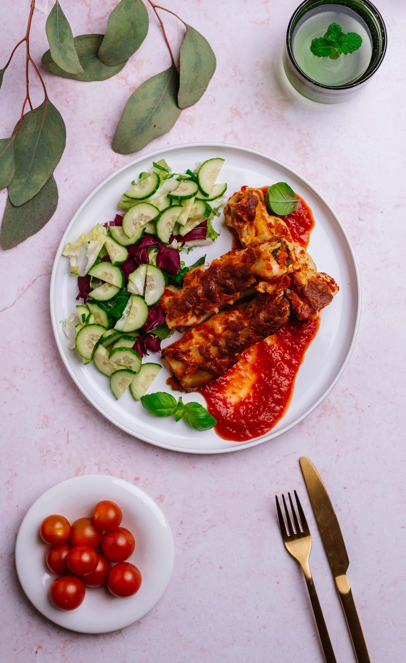 Cannelloni quattro formaggi ze szpinakiem w sosie pomidorowym, świeże warzywa