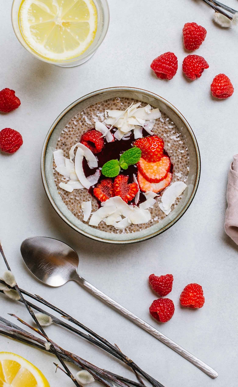 Kokosowy pudding chia z sosem z owoców leśnych