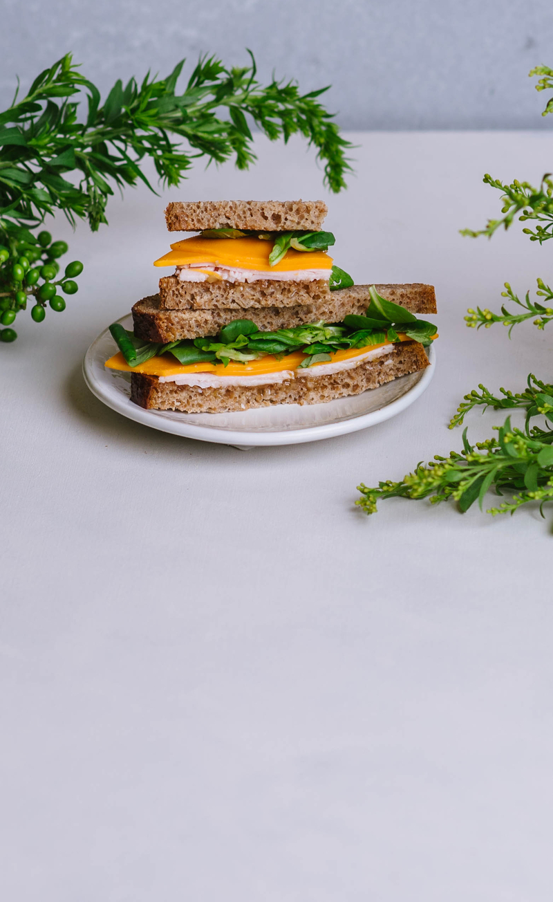 Kanapka razowa z chutney mango, chili, szynką z indyka i serem mimolette, papryka