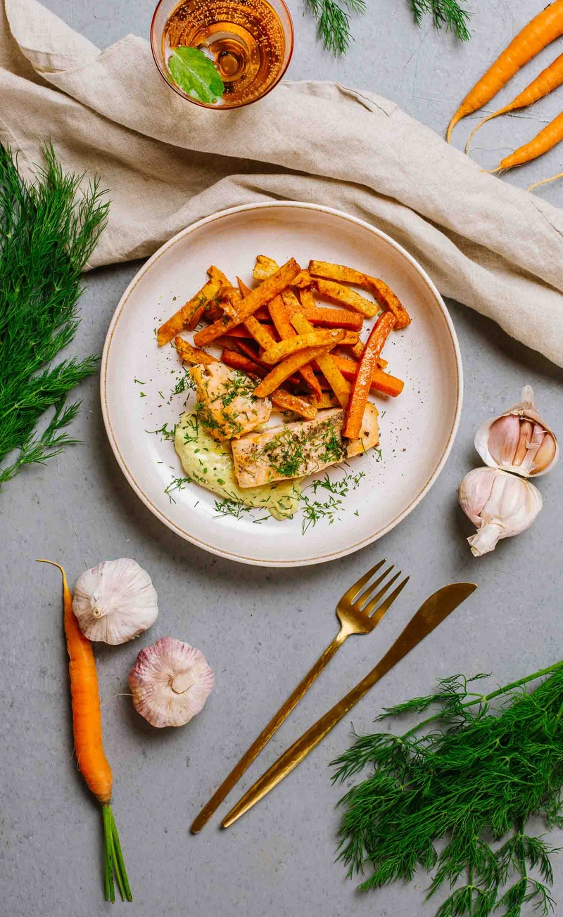 Łosoś pieczony z czosnkiem i koperkiem, keto remulada, pieczone frytki z selera