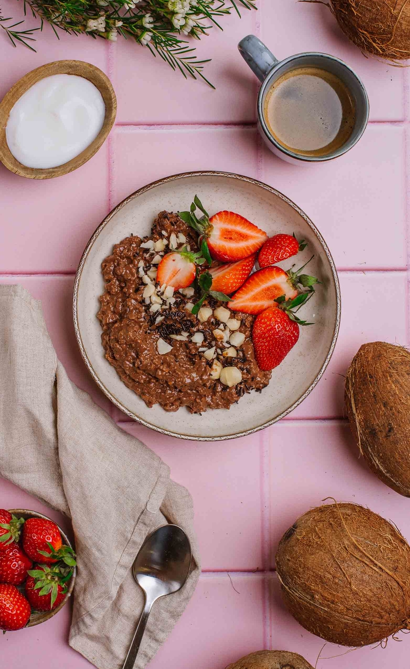Owsianka czekoladowa z chrupiącymi orzechami makadamia, kokosowy jogurt grecki, truskawki