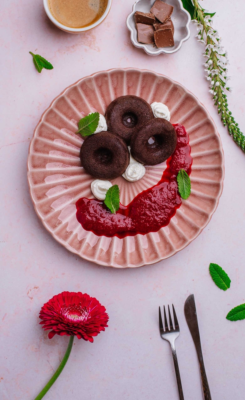 Keto donuty czekoladowe, śmietankowy twarożek, mus wiśniowy