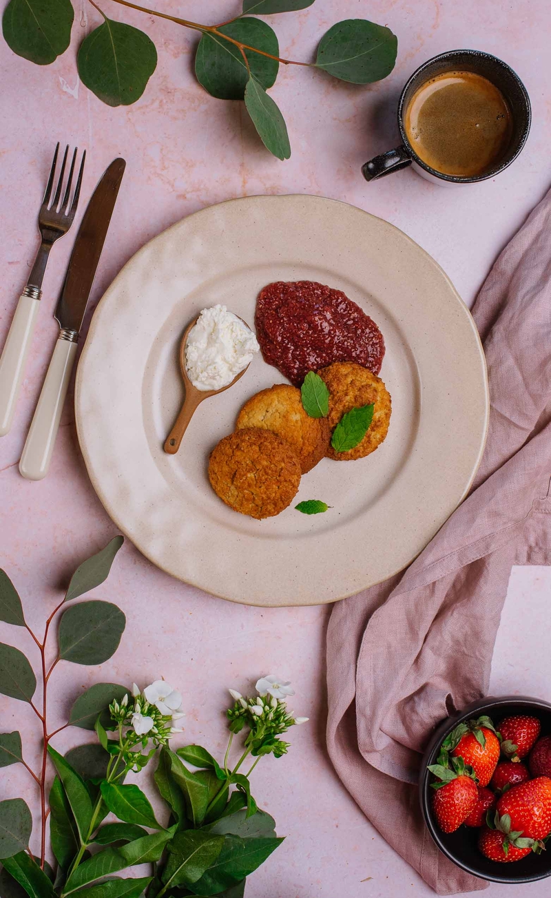 Majonezowe keto placuszki z nutą cytryny, keto bita śmietana, konfitura truskawkowa z chia