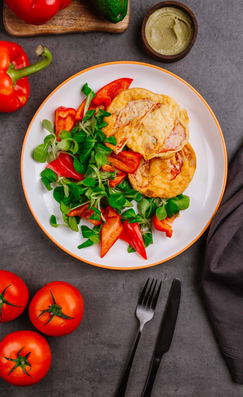 Omlet z chorizo, cheddarem i pomidorami, dip mayo-awokado, świeże warzywa