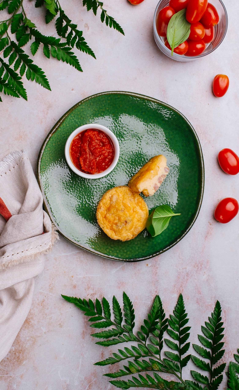 Keto muffinki jajeczne z boczkiem i serem cheddar, pikantny ketchup