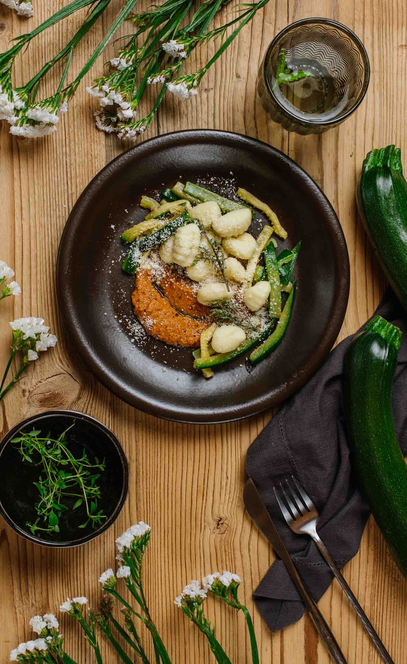 Gnocchi alla Trapanese ze świeżym tymiankiem, słupki cukinii pieczone w maślanej emulsji